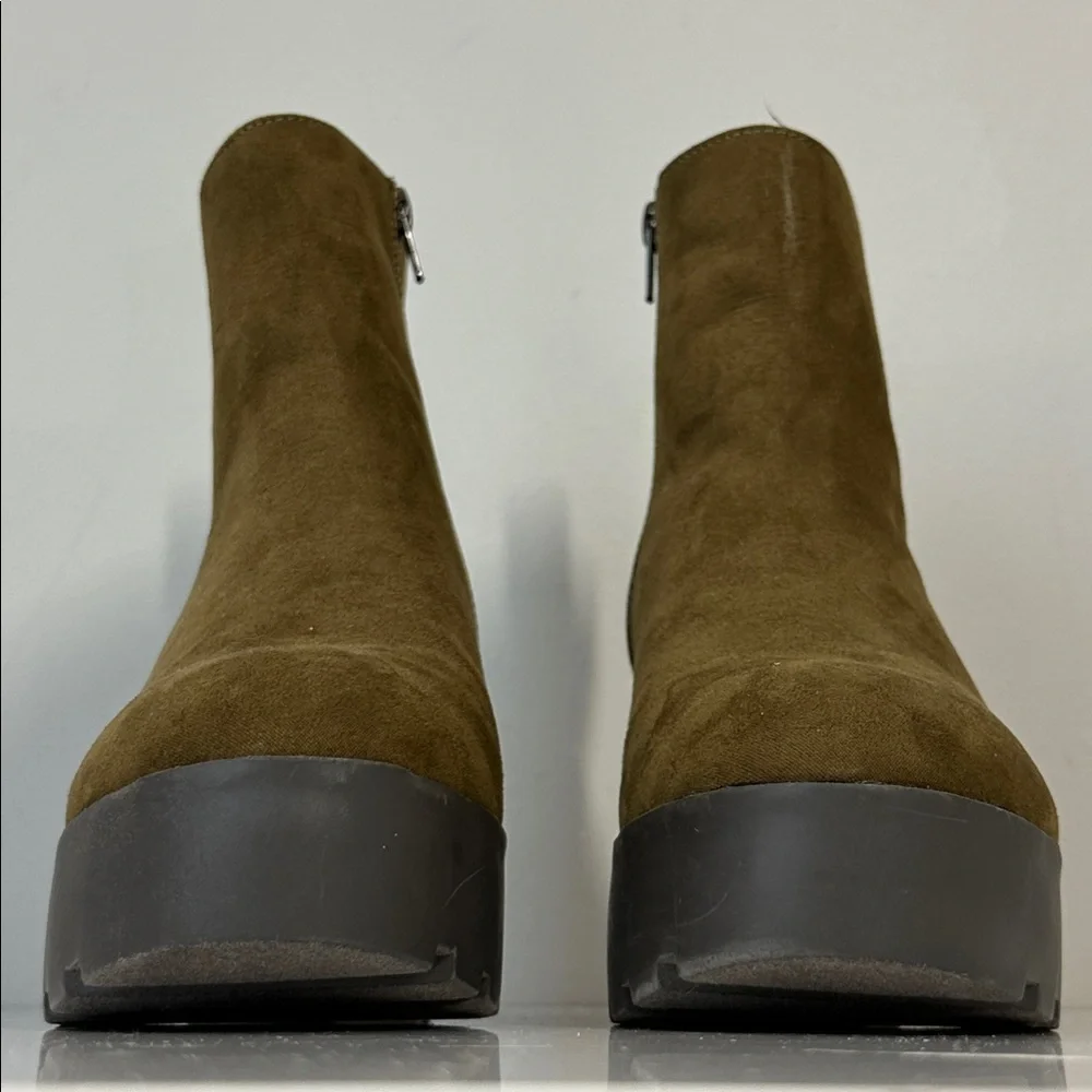 Journee Collection Cassidy‎ Lug Sole Faux Suede Booties Size 8